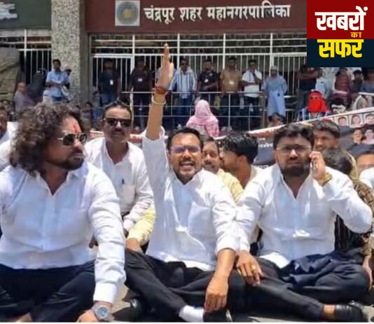 अमृत जल योजना के घटिया कार्यों के विरोध में महाविकास युवक आघाड़ी का ‘घागर फोड़ो’ मोर्चा